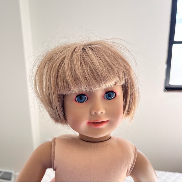 American Girl Doll Bob cut with bangs blond hair blue eyes - Picture 7 of 7